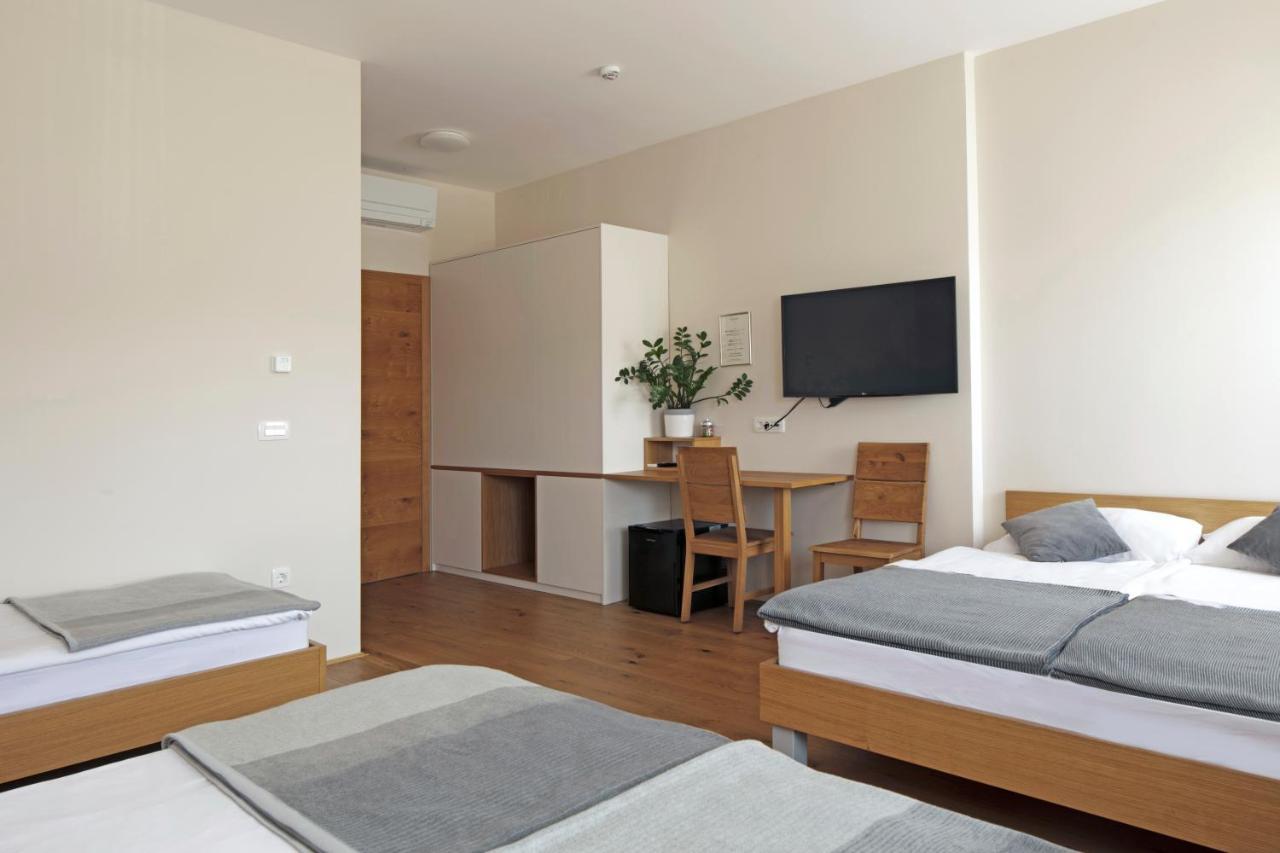 Guesthouse Tursic Vrhnika Ngoại thất bức ảnh