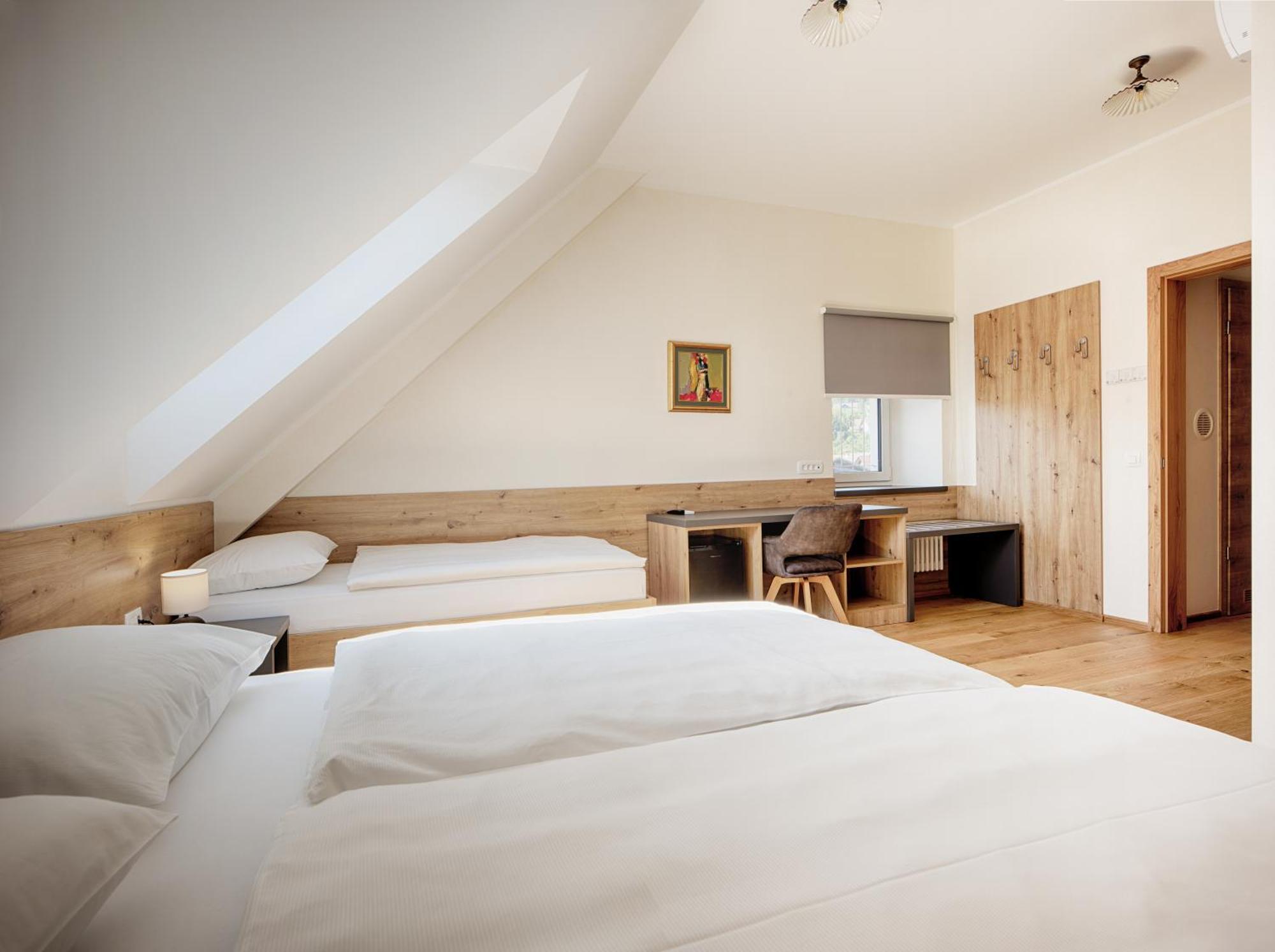 Guesthouse Tursic Vrhnika Ngoại thất bức ảnh